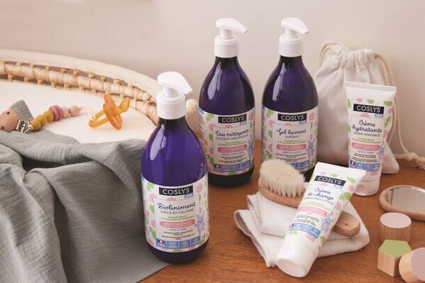 フランス発COSLYSのベビーケアライン「COSLYS BEBE」に洗い流し不要の「ベビークレンジングウォーター」が新登場！