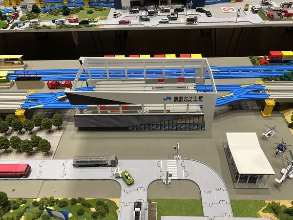 福井県×プラレール×JR西日本オリジナル巨大プラレールジオラマ4月19日(金)～5月6日(月・休)オダイバ恐竜博覧会で展示決定！毎日先着で新九頭竜橋・JR 福井駅・JR 敦賀駅をプラレールで表現した3 種のオリジナルステッカー配布