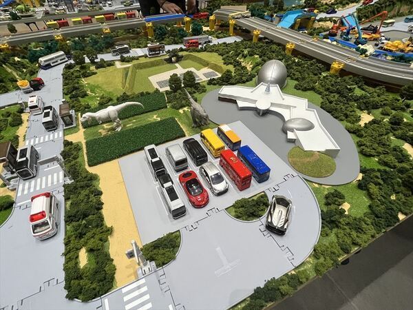 福井県×プラレール×JR西日本オリジナル巨大プラレールジオラマ4月19日(金)～5月6日(月・休)オダイバ恐竜博覧会で展示決定！毎日先着で新九頭竜橋・JR 福井駅・JR 敦賀駅をプラレールで表現した3 種のオリジナルステッカー配布