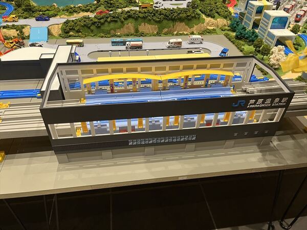 福井県×プラレール×JR西日本オリジナル巨大プラレールジオラマ4月19日(金)～5月6日(月・休)オダイバ恐竜博覧会で展示決定！毎日先着で新九頭竜橋・JR 福井駅・JR 敦賀駅をプラレールで表現した3 種のオリジナルステッカー配布