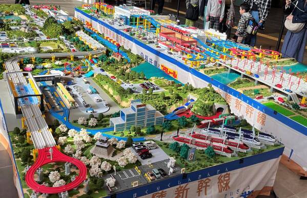 福井県×プラレール×JR西日本オリジナル巨大プラレールジオラマ4月19日(金)～5月6日(月・休)オダイバ恐竜博覧会で展示決定！毎日先着で新九頭竜橋・JR 福井駅・JR 敦賀駅をプラレールで表現した3 種のオリジナルステッカー配布