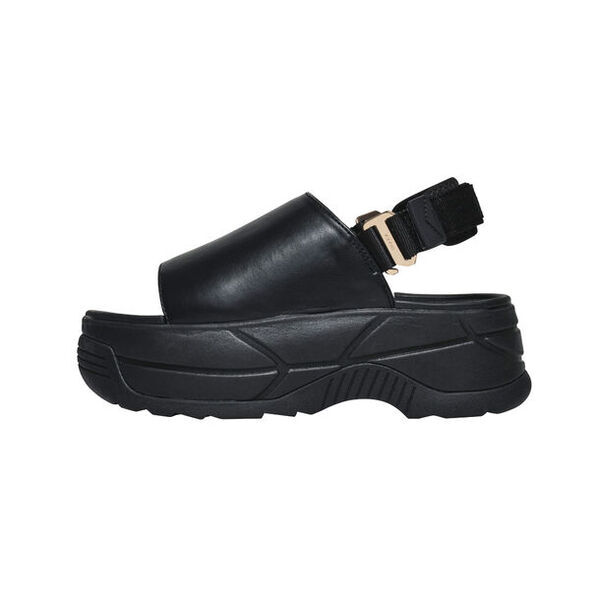 フットウェアブランド「SHAKA」から高級感のある厚底サンダルVACAY CHUNKYが登場　ヒールパーツのゴールドがアクセント