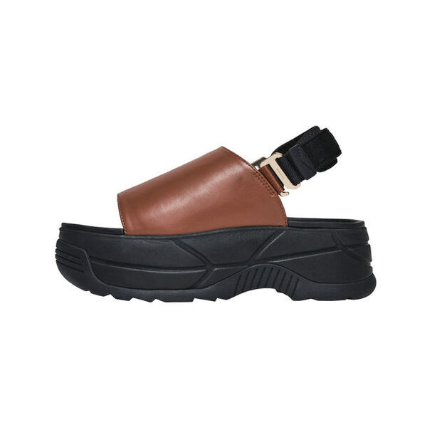 フットウェアブランド「SHAKA」から高級感のある厚底サンダルVACAY CHUNKYが登場　ヒールパーツのゴールドがアクセント