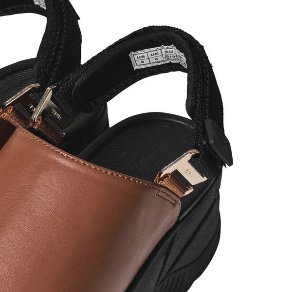 フットウェアブランド「SHAKA」から高級感のある厚底サンダルVACAY CHUNKYが登場　ヒールパーツのゴールドがアクセント