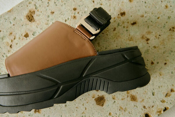 フットウェアブランド「SHAKA」から高級感のある厚底サンダルVACAY CHUNKYが登場　ヒールパーツのゴールドがアクセント