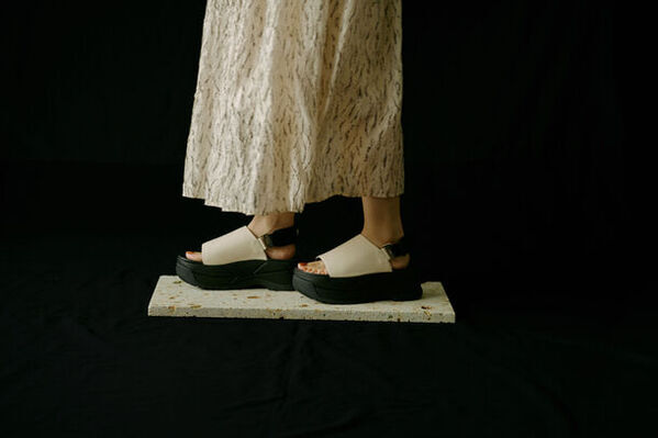 フットウェアブランド「SHAKA」から高級感のある厚底サンダルVACAY CHUNKYが登場　ヒールパーツのゴールドがアクセント