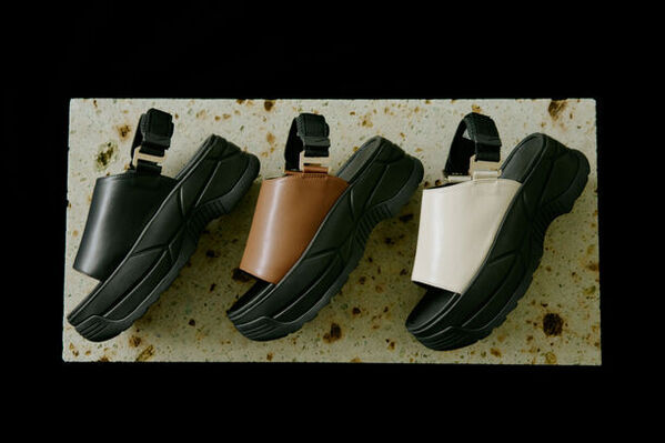 フットウェアブランド「SHAKA」から高級感のある厚底サンダルVACAY CHUNKYが登場　ヒールパーツのゴールドがアクセント