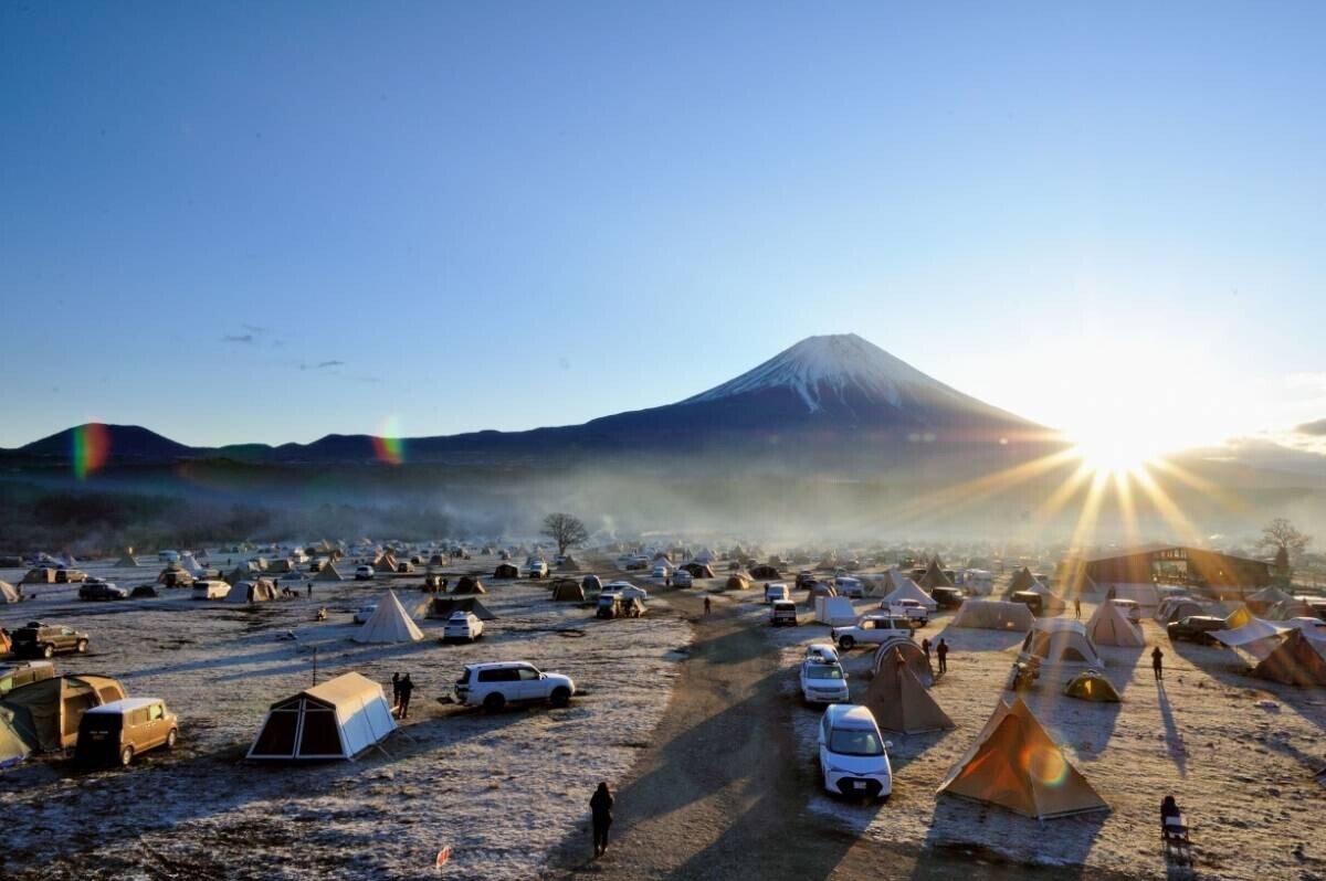 日本最大級のキャンプ場「ふもとっぱら」で野外映画鑑賞会や瞑想ワークショップが体験できる！「ハナノヒ Be」主催の『大人の林間学校』、5月25日（土）開催。