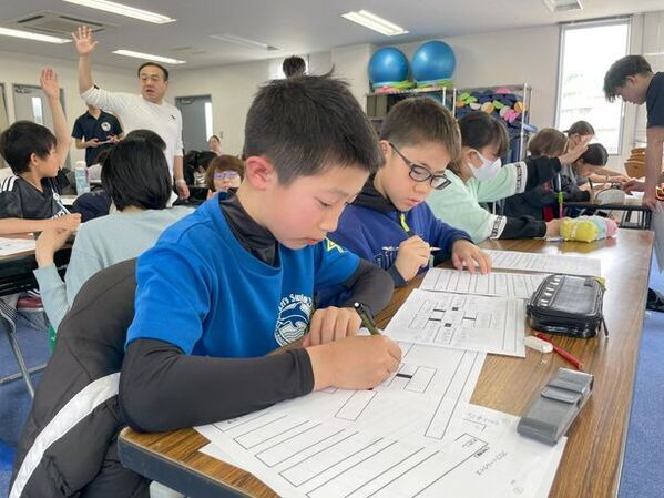 夢を描く子どもたちの一歩！サギヌマスイミングクラブが夢を育む作文教室を開催