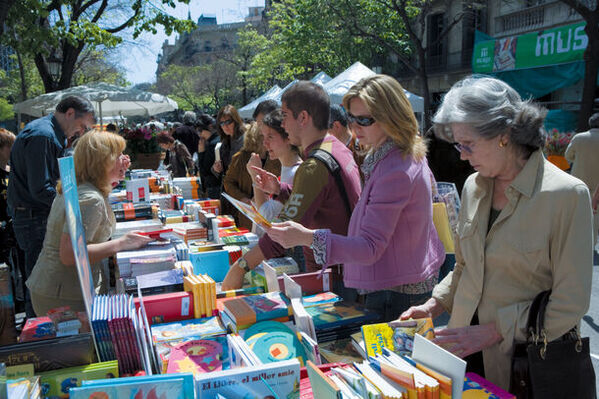 成安造形大学コミュニティスペース「結」にてカタルーニャの文化を伝える本のワークショップと展示イベントを開催【2024年4月23日-27日】