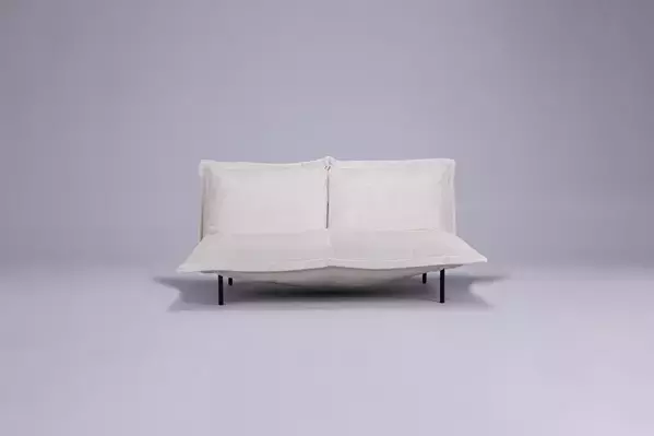 大好評の「とんだ林蘭×リーン・ロゼ」コラボ！第2弾は、《見る距離によって印象が変わるソファ》30周年迎えるソファ「ロゼカラン」から新モデル登場！約500個のキスマークをあしらった『KISSSS』発売