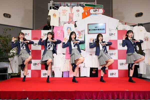 UP-T新CM発表会見に出演者のAKB48、ひろゆきが登場！論破王・ひろゆきが辛辣なコメントでAKBメンバーたちを圧倒！