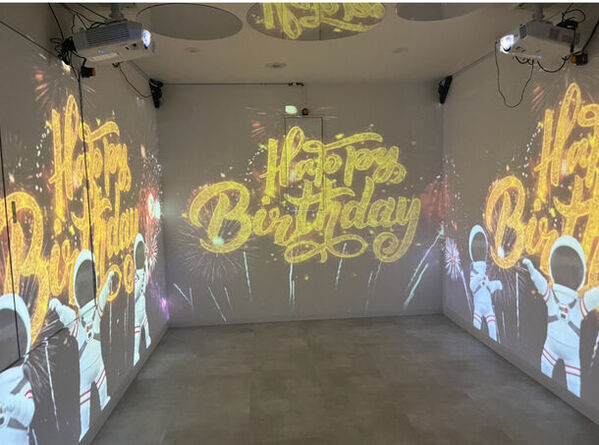 泊まれる仮想世界『Holy Planet』、プロジェクションマッピングのジェットコースター体験コンテンツを追加