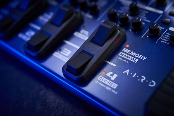 コンパクト・エフェクターのように直感的に操作できるベース用マルチ・エフェクターを発売