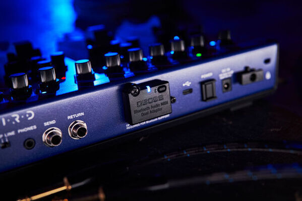 コンパクト・エフェクターのように直感的に操作できるベース用マルチ・エフェクターを発売