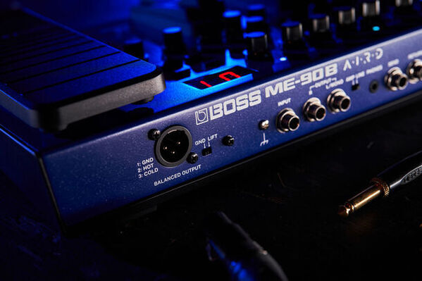 コンパクト・エフェクターのように直感的に操作できるベース用マルチ・エフェクターを発売