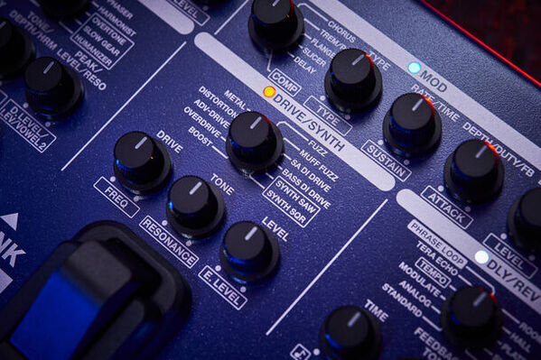 コンパクト・エフェクターのように直感的に操作できるベース用マルチ・エフェクターを発売