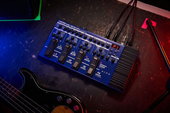 コンパクト・エフェクターのように直感的に操作できるベース用マルチ・エフェクターを発売