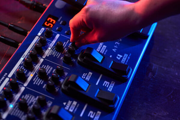 コンパクト・エフェクターのように直感的に操作できるベース用マルチ・エフェクターを発売