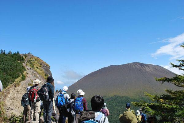 大浅間火煙太鼓の響きとともに、登山シーズンを告げる浅間山開山式　浅間山男による豚汁のふるまい、料亭の主人による焼き鳥も！