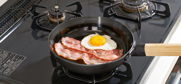 「取手が外せる鉄フライパン20cm(浅型)・(深型)」が登場！Makuake限定「専用スタンドセット」付きで4/18より先行販売