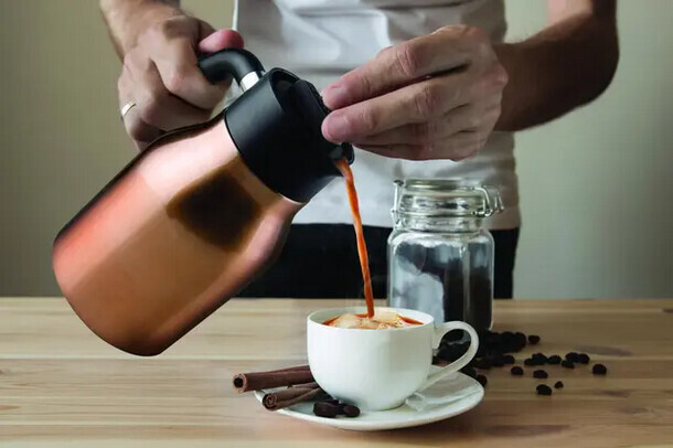 【簡単に本格的な水出しコーヒー】断熱ボトルにボタンひとつでそのまま入り、ダブルフィルタ―でまろやか味、取り出し出来る取っ手付属。GREEN FUNDINGで先行販売開始