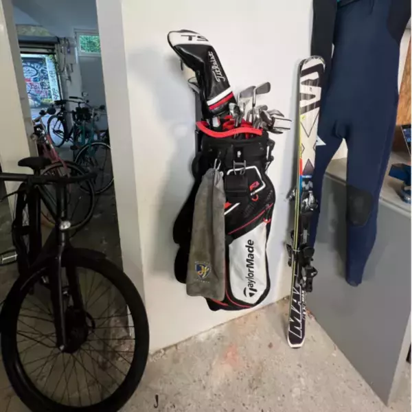 ゴルファーに必要不可欠な“キャディバッグ”の置き場所問題をスマートに解決！専用ウォールラック「CLUBSDOCK」先行販売開始