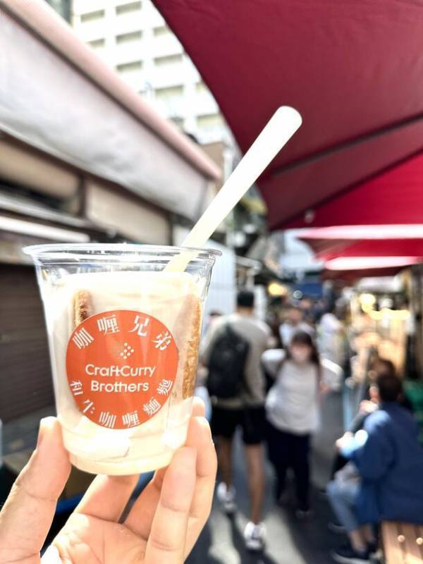 3代目カレー兄弟が、プレミアムカレーパン店を訪日観光客向けに築地でオープン！動画生成AIで10か国語対応の接客を実現！