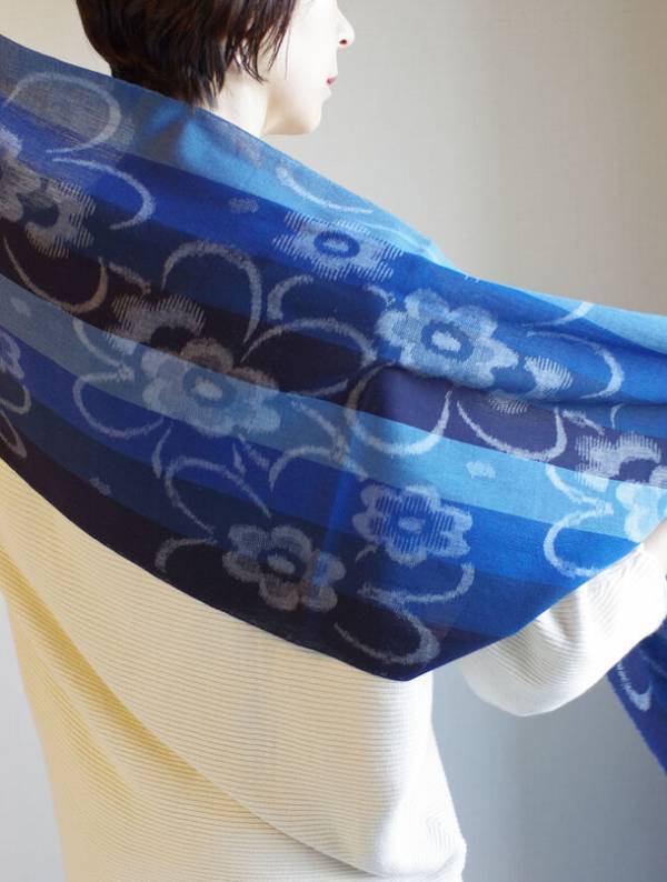 紫外線対策に伝統工芸品を！柔らかな織りで仕上げた久留米絣(かすり)のストールが新たに登場しました。