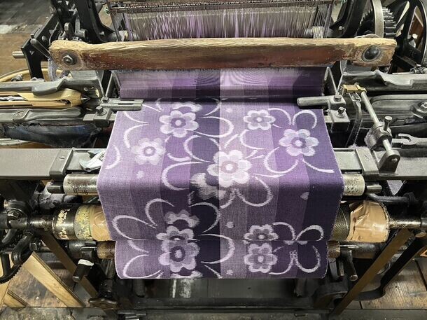 紫外線対策に伝統工芸品を！柔らかな織りで仕上げた久留米絣(かすり)のストールが新たに登場しました。