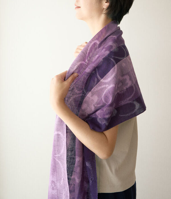 紫外線対策に伝統工芸品を！柔らかな織りで仕上げた久留米絣(かすり)のストールが新たに登場しました。
