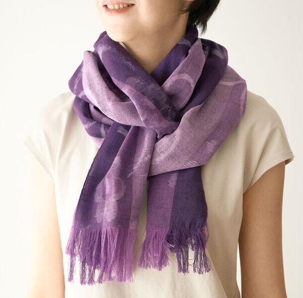 紫外線対策に伝統工芸品を！柔らかな織りで仕上げた久留米絣(かすり)のストールが新たに登場しました。