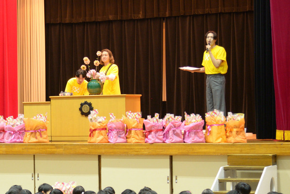 全校児童約460名へカーネーションを贈呈。母の日をテーマにした花育イベントを港区立東町小学校で実施しました。