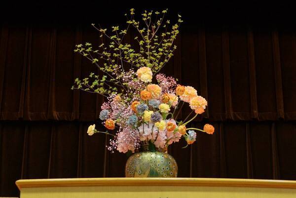 全校児童約460名へカーネーションを贈呈。母の日をテーマにした花育イベントを港区立東町小学校で実施しました。