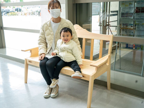 東京で「富士山」を感じられるスポットへ　「富士ヒノキ製 富士山ベンチ」を静岡新聞静岡放送東京支社に設置