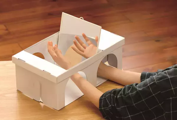 片麻痺の脳卒中患者の自宅リハビリをサポート　ミラーセラピー用「リハビリボックス」が特許を取得