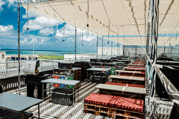 【 沖縄 ダイナソー BBQ PARK 】では、巨大プール スタート企画として、お得な無料特典を6月1日(土)～6月30日(日)まで毎週開催いたします！