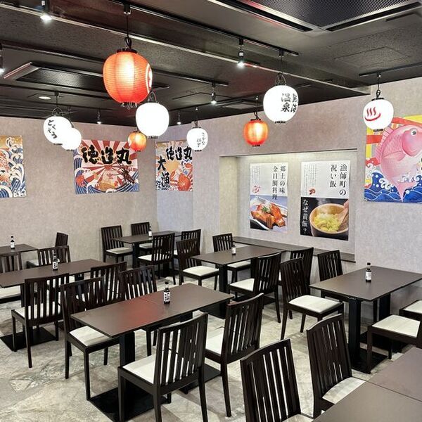 熱海銀座に魚屋直営の「とくぞう 熱海さかな横丁」がグランドオープン。金目鯛や郷土料理を、寿司や海鮮丼・浜焼き・食べ歩きで気軽に楽しむ“魚の横丁”