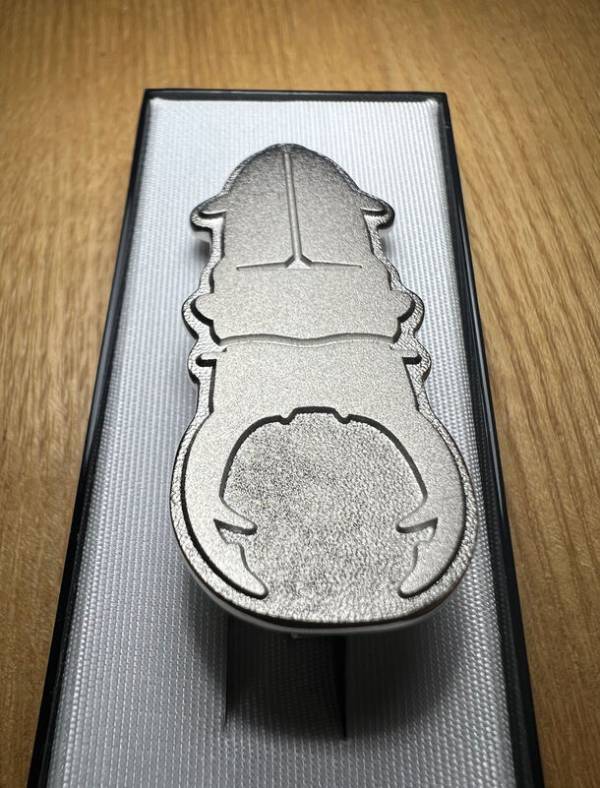 茨城の昆虫専門店「常北ファーム」がオオクワガタモチーフのネクタイピンを数量限定で発売