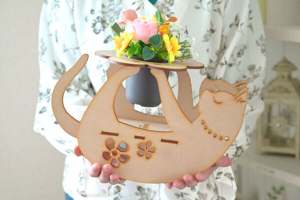 61年目の町工場が手がける新感覚インテリア、優しく揺れる癒しの造花スタンド「ゆらりん」Makuakeで先行販売開始！～3プロジェクト連続で目標金額100％達成～