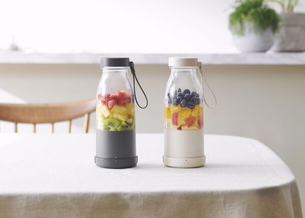 ボトルでそのまま飲めるコードレスなVitantonioのブレンダー　ミルクボトル型デザインにリニューアルし5月16日より順次発売