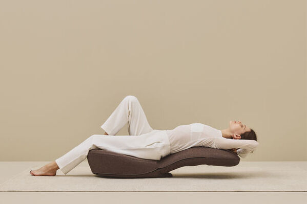 身体を反らすだけで 簡単ストレッチができるゆったり座椅子が新登場