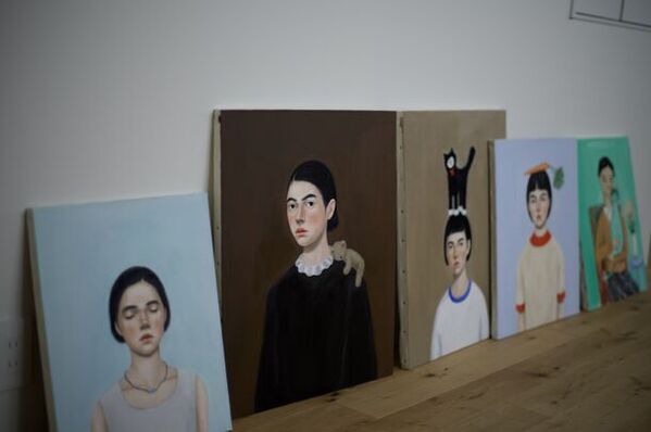 頭に「何か」をのせた女性たちの絵が魅了する、坂巻弓華による個展「齧る時に零れ落ちないように」6/6より都内で開催