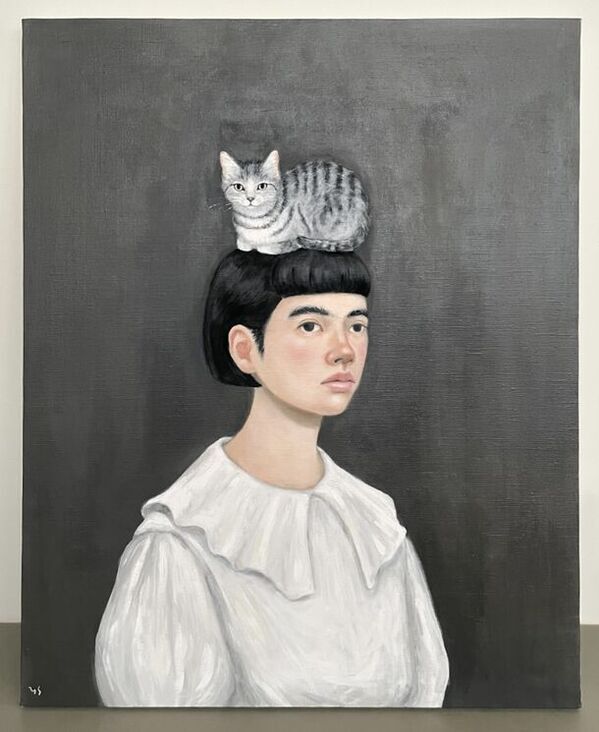 頭に「何か」をのせた女性たちの絵が魅了する、坂巻弓華による個展「齧る時に零れ落ちないように」6/6より都内で開催