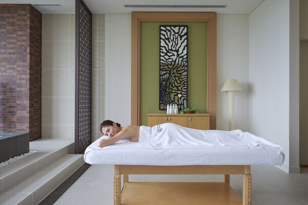 最先端美容医療に基づいたメディカルトリートメント導入！世界初の無毒化幹細胞と話題のNMNをたっぷり配合したメディカルトリートメントとフェムテックケア