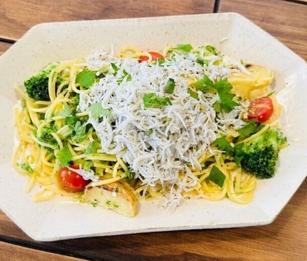 〈期間限定！初夏を彩る新メニュー登場〉旧大雄山線の管理事務所を改装した「大雄山線駅舎カフェ1の1」から期間限定でメロンフェアがスタートします