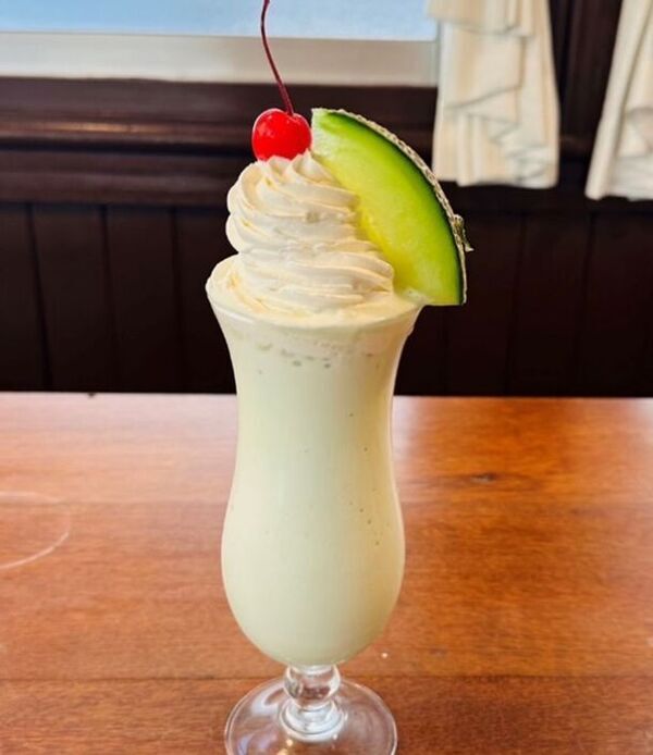 〈期間限定！初夏を彩る新メニュー登場〉旧大雄山線の管理事務所を改装した「大雄山線駅舎カフェ1の1」から期間限定でメロンフェアがスタートします