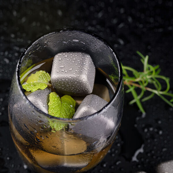 夏に活躍する新グッツ“溶けない氷”チタンアイスキューブが登場！飲み物を薄めない「フロストチタンコア」を6月29日まで販売