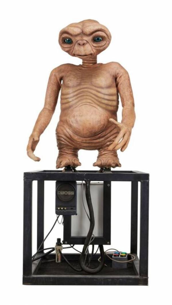 「E.T.」、「スター・ウォーズ」、MARVEL、DCなど人気映画で使用された衣装や小道具がジュリアンズオークションで6/12～6/15一挙出品！