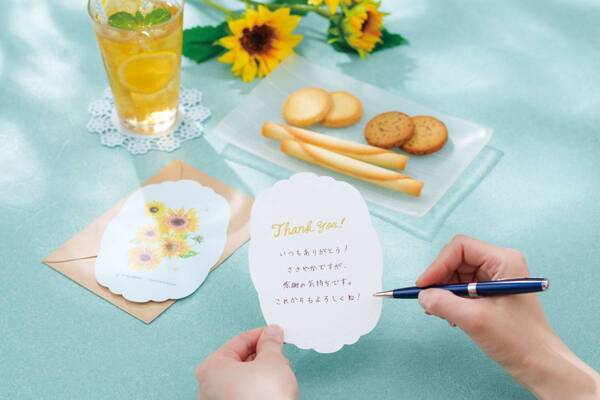 ヨックモックと日比谷花壇がコラボで贈る四季シリーズのギフト「夏の贈り物」に想いを込めて 青空にひまわりを描いた『カドー ドゥレテ』～6月15日（土）より新登場～